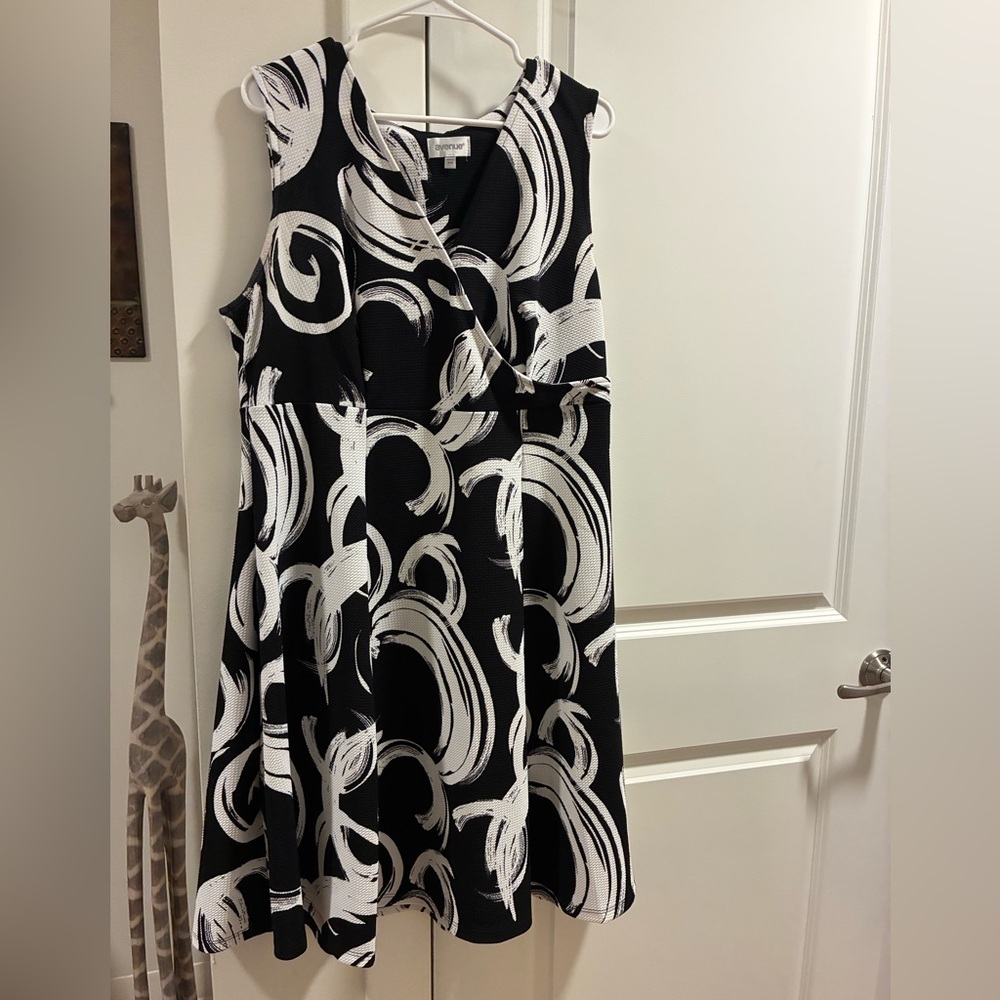 Elegant Black and White Swirl Dress
Size 18/20
PTP 22
Lenght 40